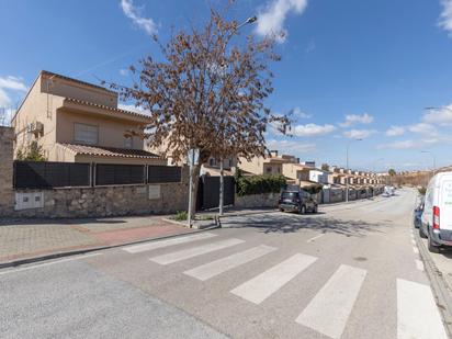 Vista exterior de Casa o xalet en venda en Otura amb Aire condicionat, Calefacció i Jardí privat