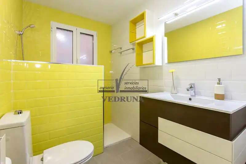 Badezimmer von Wohnung zur Miete in Zaragoza mit Heizung, Ofen und Waschmaschine