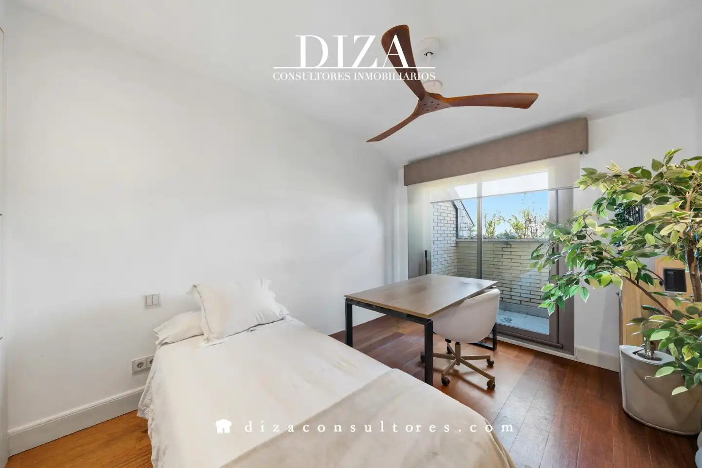 Dormitori de Casa adosada en venda en Pozuelo de Alarcón amb Aire condicionat, Calefacció i Jardí privat