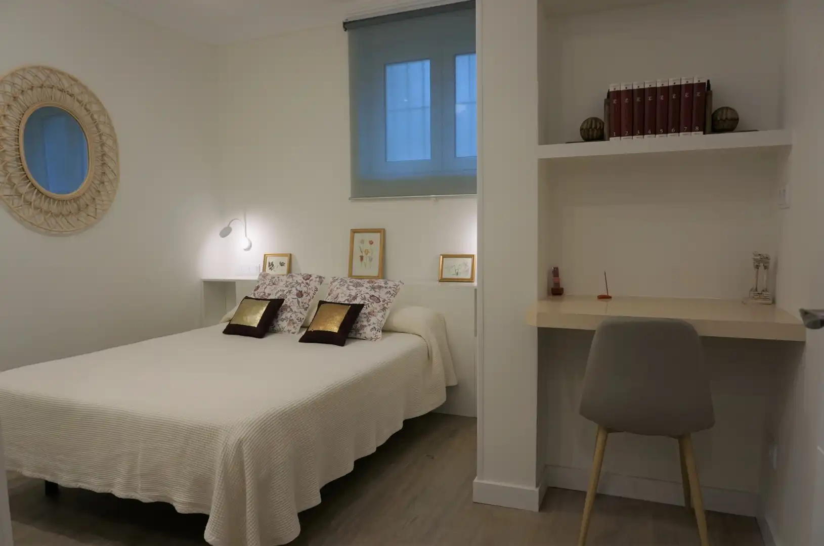 Dormitori de Apartament de lloguer en Madrid amb Calefacció i Moblat