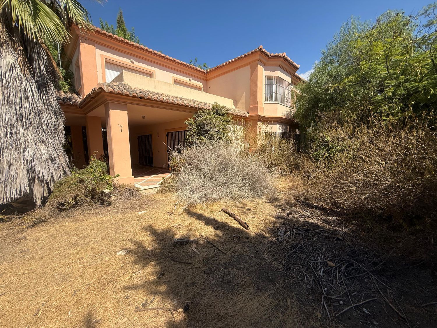 Vista exterior de Casa o xalet en venda en Marbella amb Calefacció, Jardí privat i Terrassa