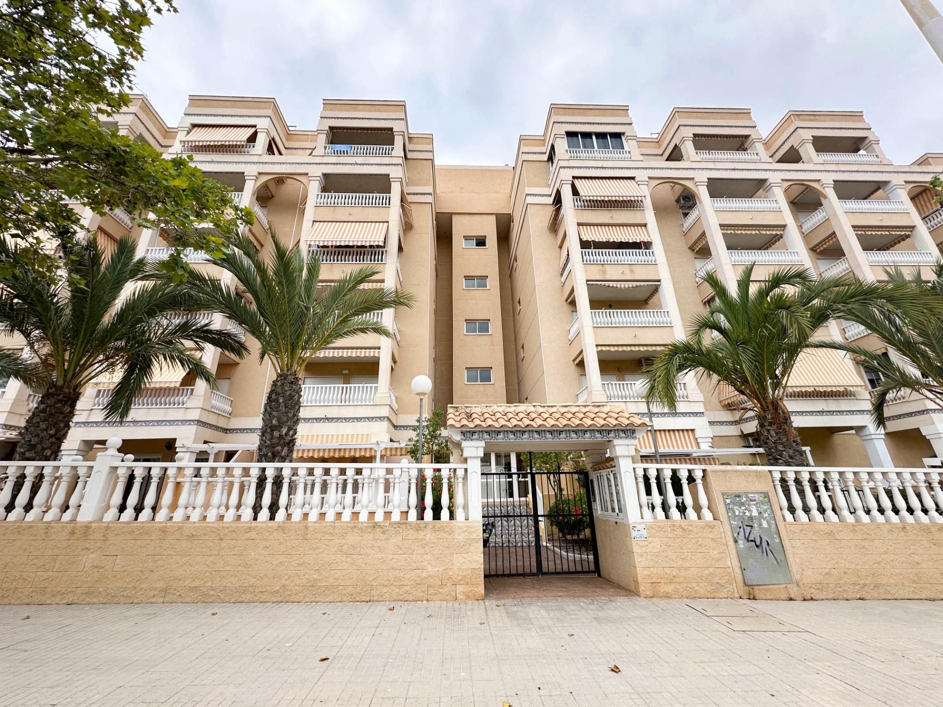 Vista exterior de Apartament en venda en Elche / Elx amb Jardí privat, Terrassa i Piscina comunitària
