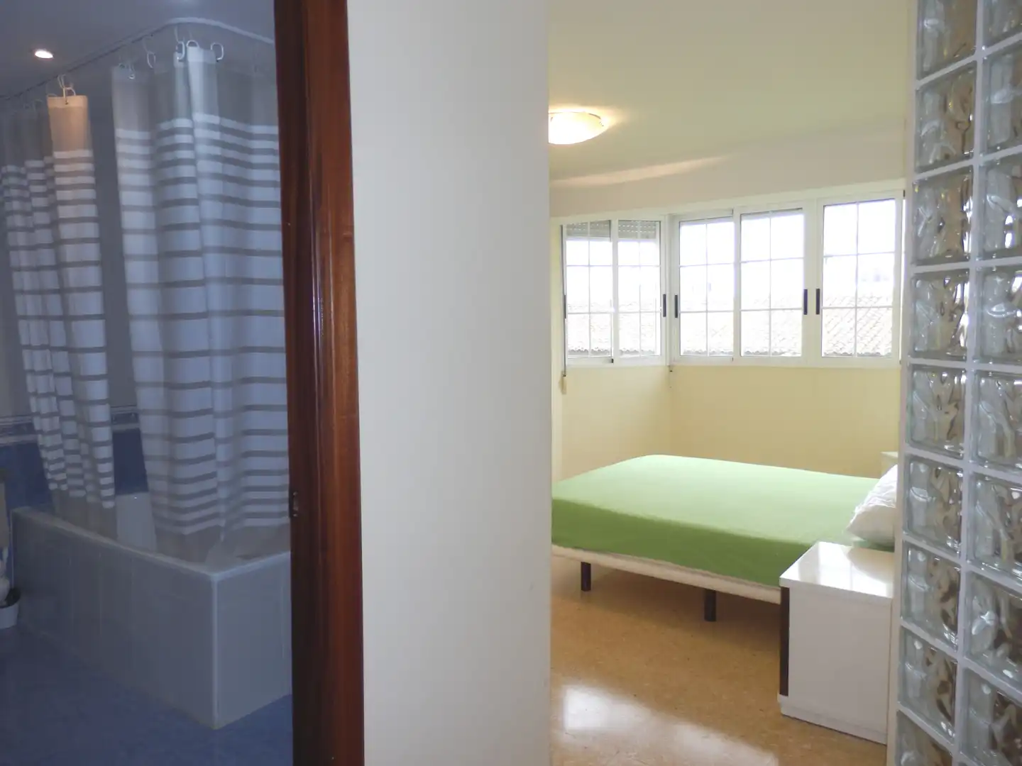Habitación de Piso de alquiler en Valencia con Aire acondicionado, Amueblado y Horno