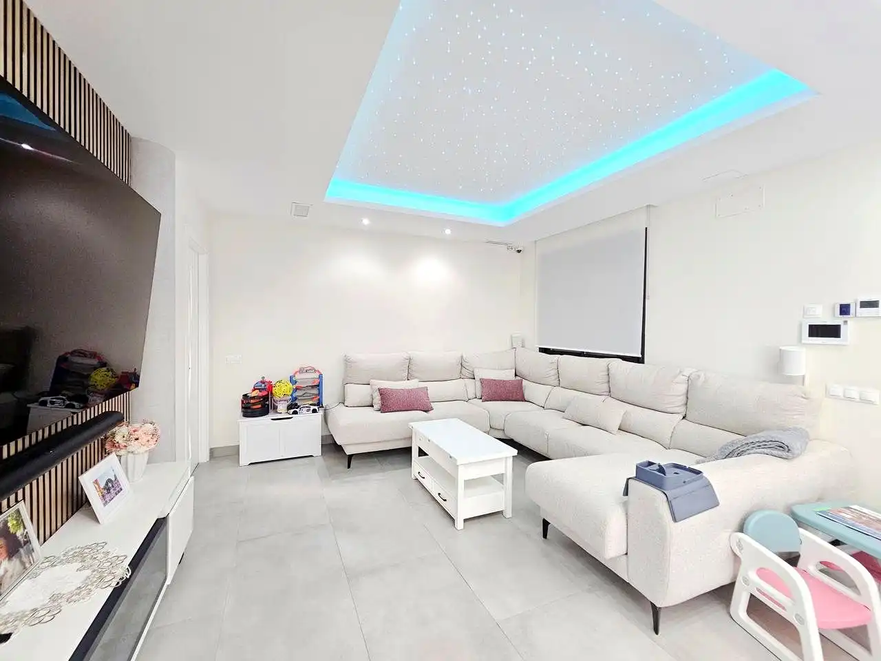 Sala d'estar de Casa o xalet en venda en Alcalá de Guadaira amb Aire condicionat, Jardí privat i Terrassa