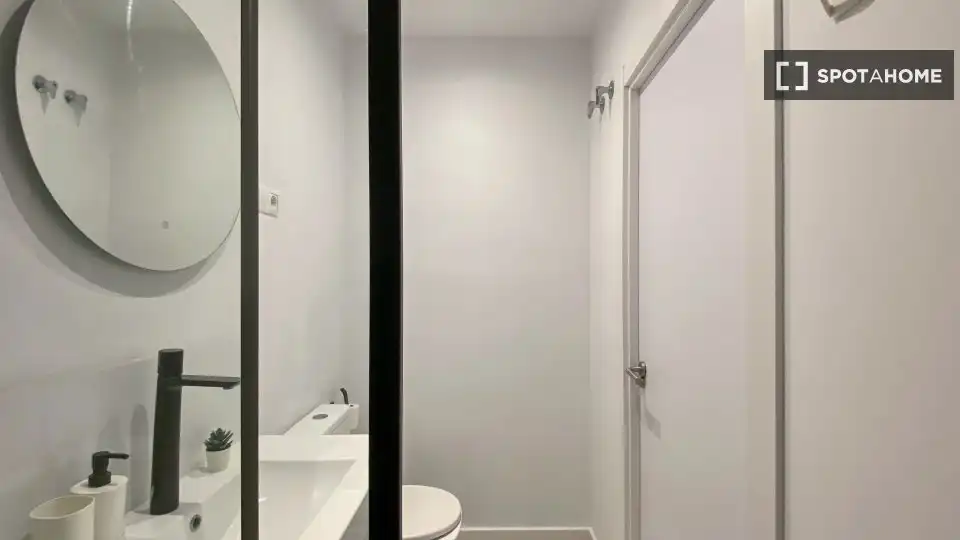 Badezimmer von Wohnung zur Miete in Madrid mit Klimaanlage, Heizung und Möbliert