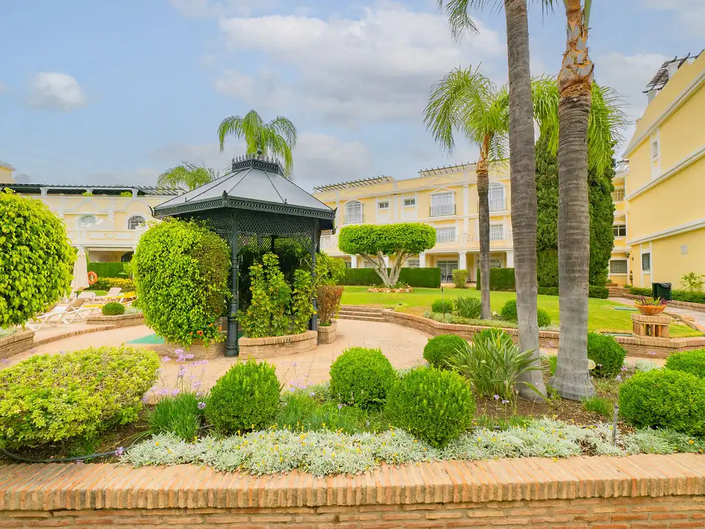 Vista exterior de Dúplex en venta en Marbella con Piscina