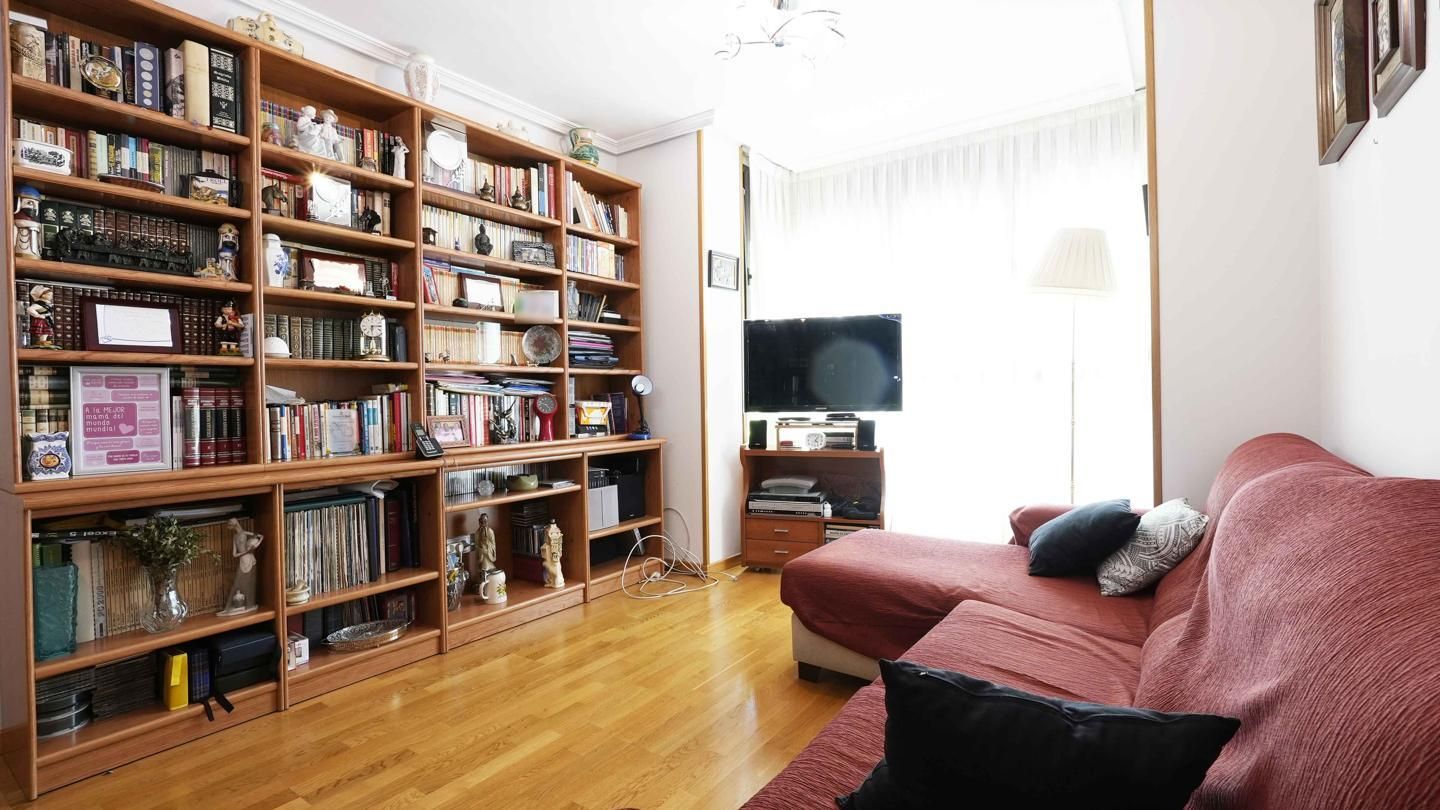 Living room of Flat for sale in  Madrid Capital  with Heating, Storage room and Community pool