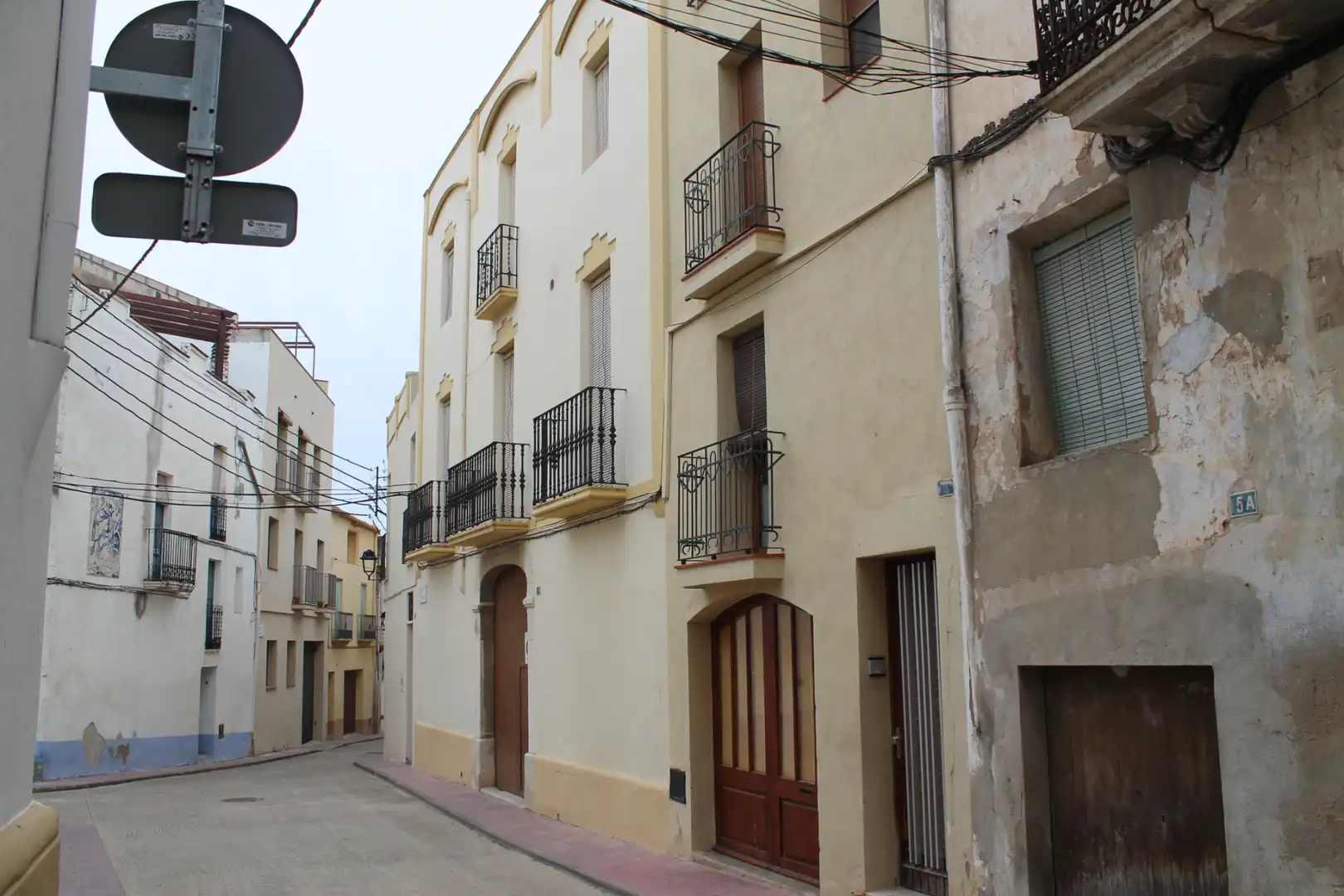 Vista exterior de Casa adosada en venda en Salomó amb Balcó i Alarma