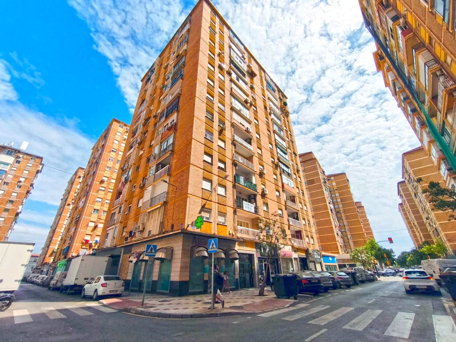 Pis en venda a Calle Amadeo Vives, Parque Ayala - Jardín de la Abadía - Huelín