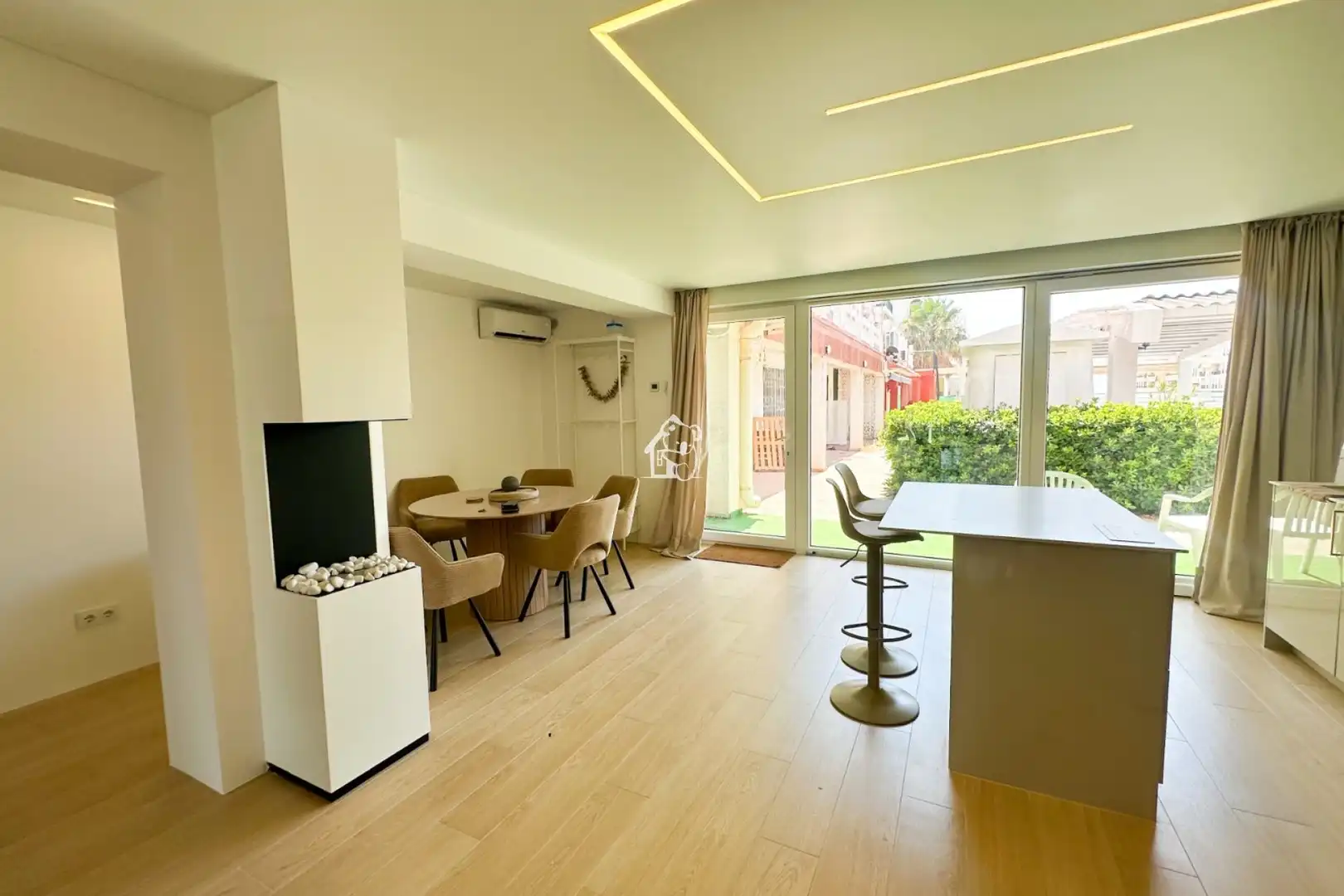 Sala d'estar de Apartament en venda en Torrevieja amb Aire condicionat, Traster i Moblat