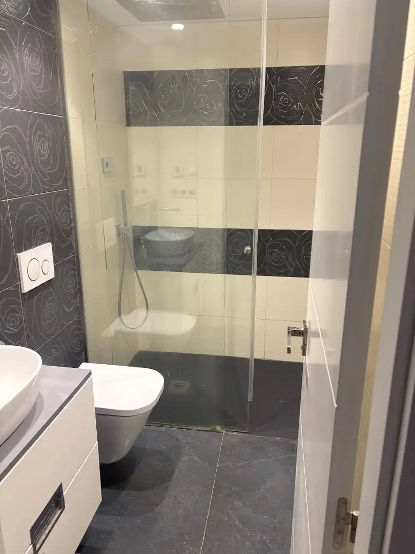 Baño de Apartamento de alquiler en Torrevieja con Aire acondicionado, Calefacción y Amueblado