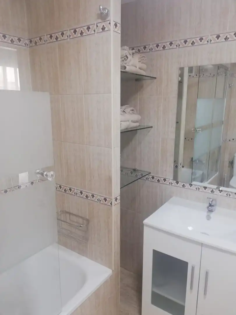 Baño de Estudio de alquiler en Fuengirola con Aire acondicionado y Amueblado