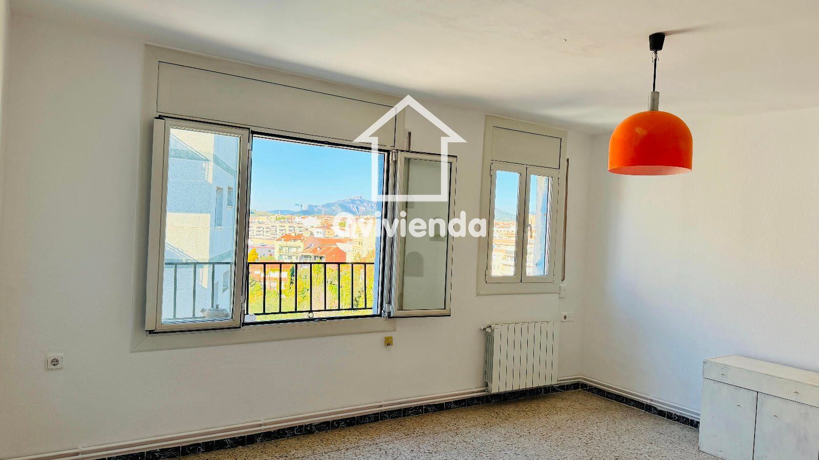 Vista exterior de Pis en venda en Terrassa amb Calefacció, Forn i Alarma