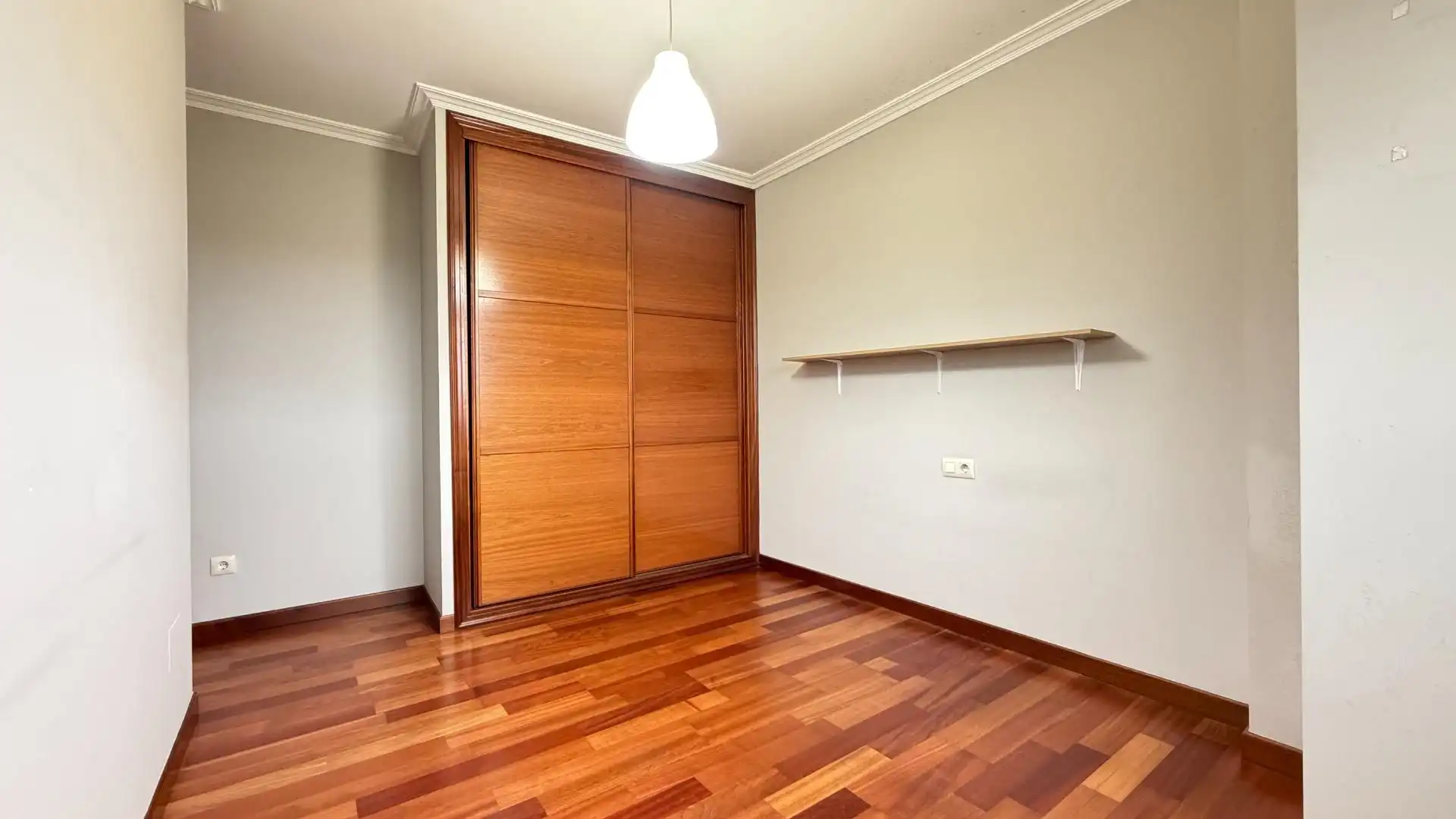 Schlafzimmer von Wohnung zum Verkauf in Vigo  mit Parkett, Abstellraum und Balkon