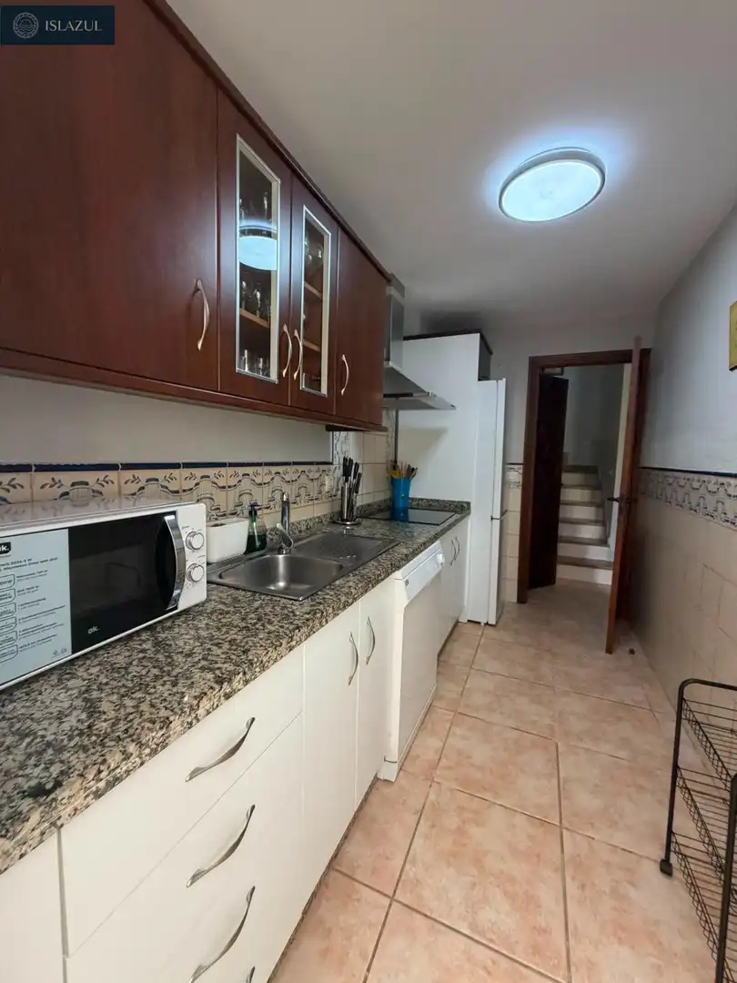 Küche von Einfamilien-Reihenhaus zum Verkauf in Islantilla mit Privatgarten, Terrasse und Abstellraum