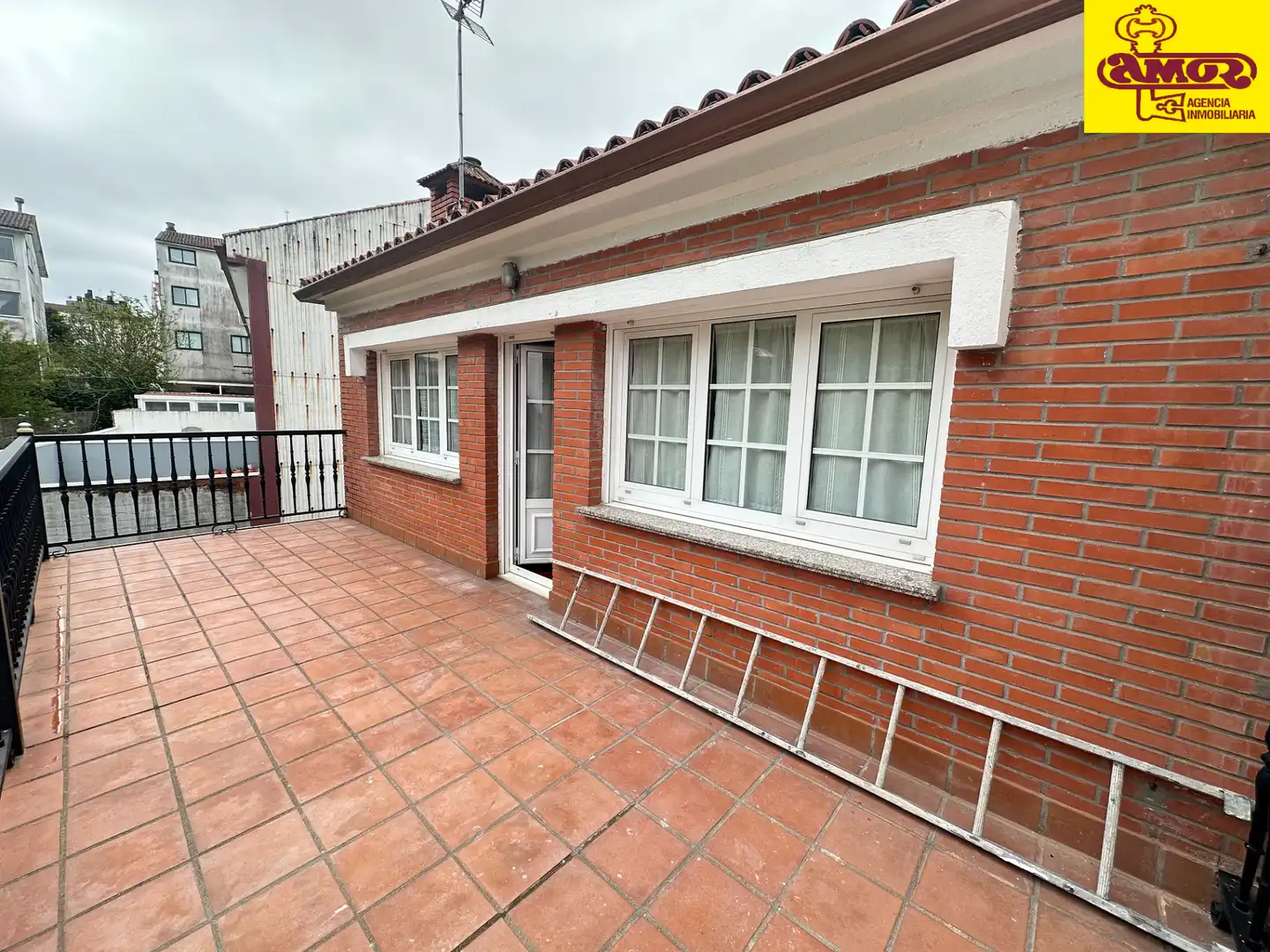 Vista exterior de Casa o xalet en venda en Santiago de Compostela  amb Calefacció, Jardí privat i Terrassa