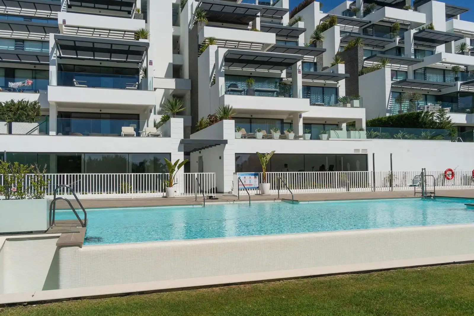 Flat with pool for sale in Urbanizacion Alborada 4
