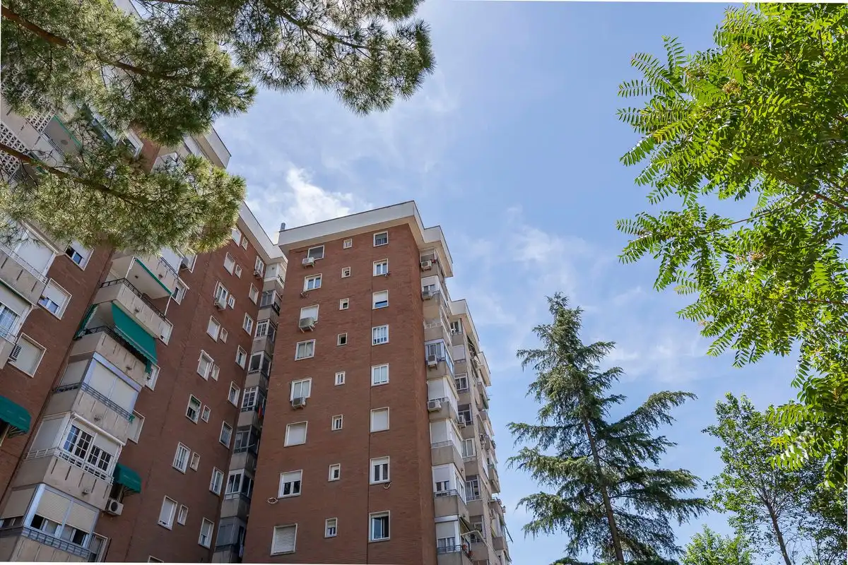 Vista exterior de Pis en venda en Madrid amb Calefacció, Jardí privat i Terrassa