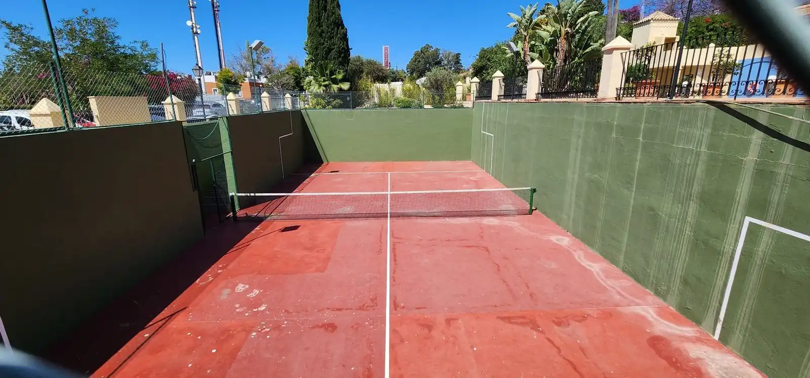 Vista exterior de Casa adosada en venda en Marbella amb Jardí privat, Moblat i Piscina comunitària