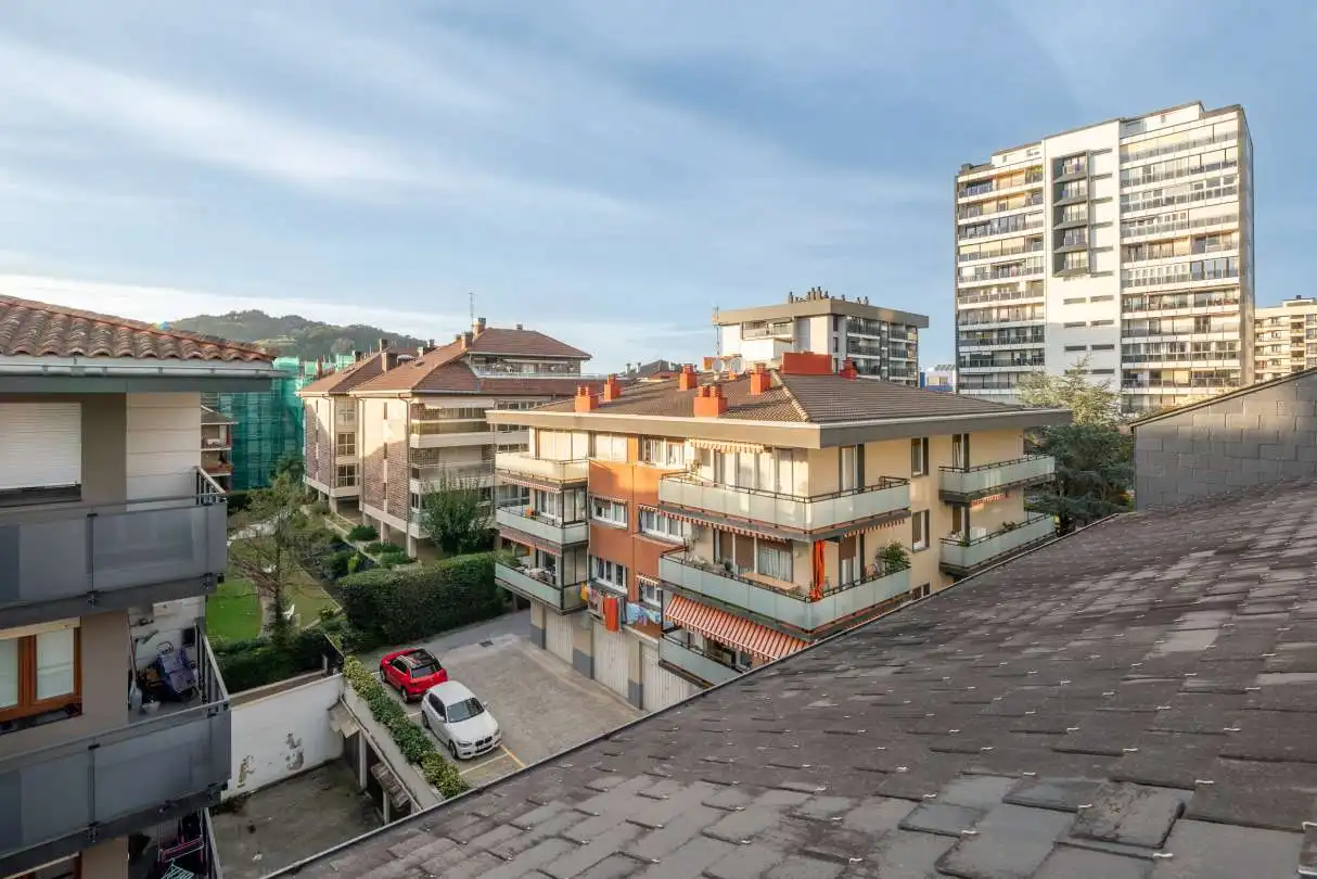 Vista exterior de Pis en venda en Zarautz amb Aire condicionat, Calefacció i Jardí privat