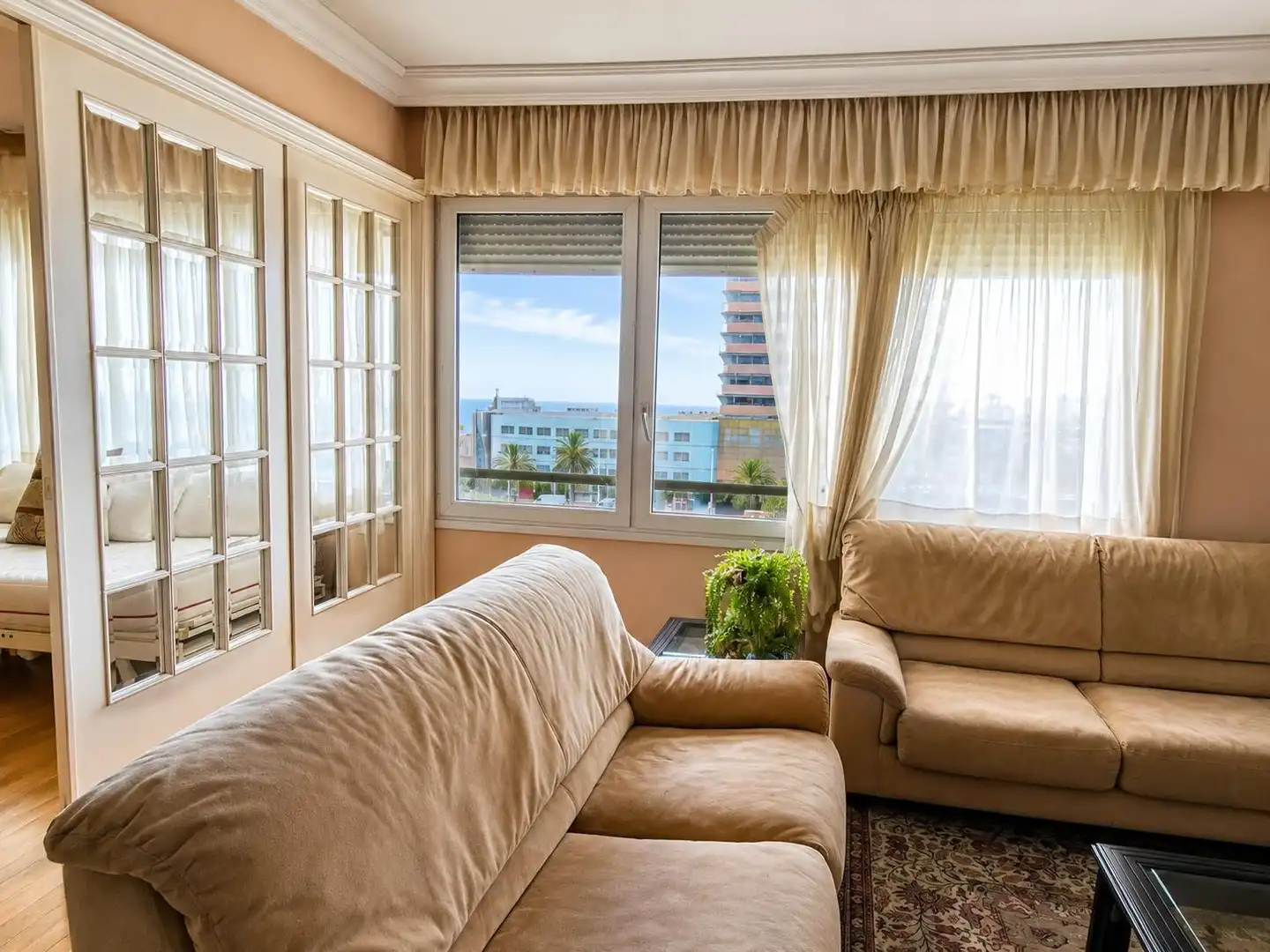 Wohnzimmer von Wohnung zum Verkauf in Barcelona mit Privatgarten und Parkett