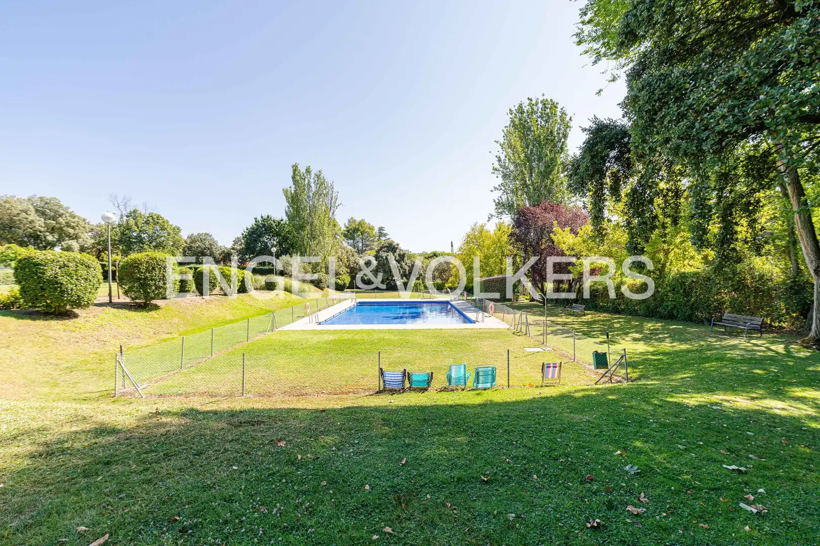 Piscina de Casa adosada de lloguer en Boadilla del Monte amb Calefacció, Jardí privat i Parquet