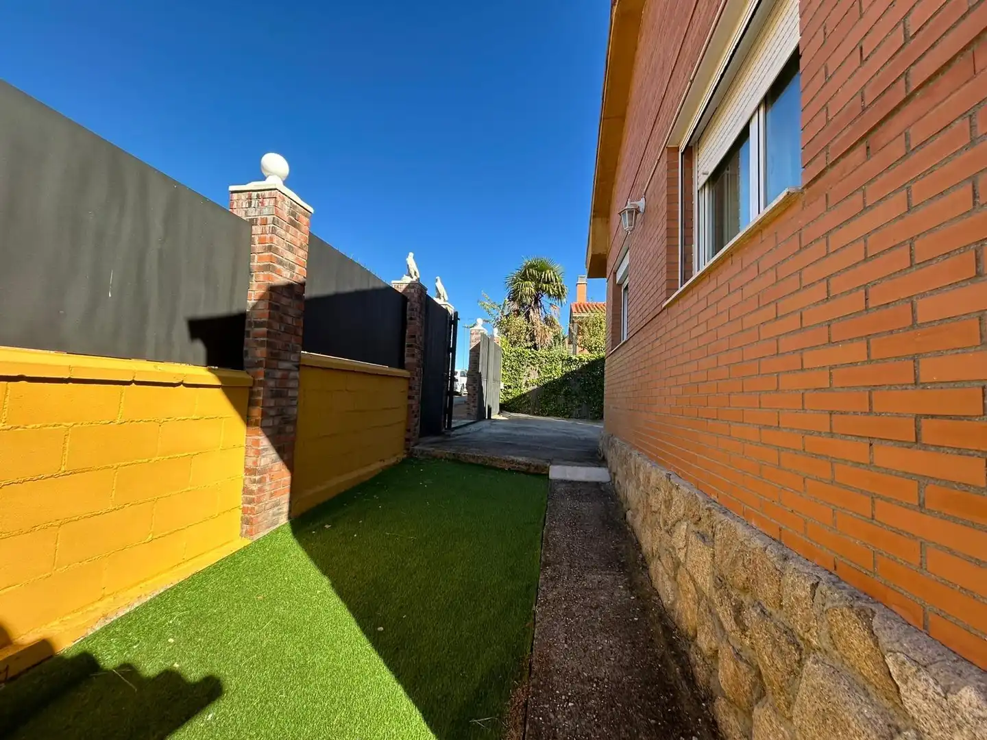 Vista exterior de Casa o chalet en venta en Loranca de Tajuña con Piscina