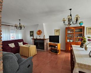 Sala d'estar de Casa adosada en venda en Alozaina