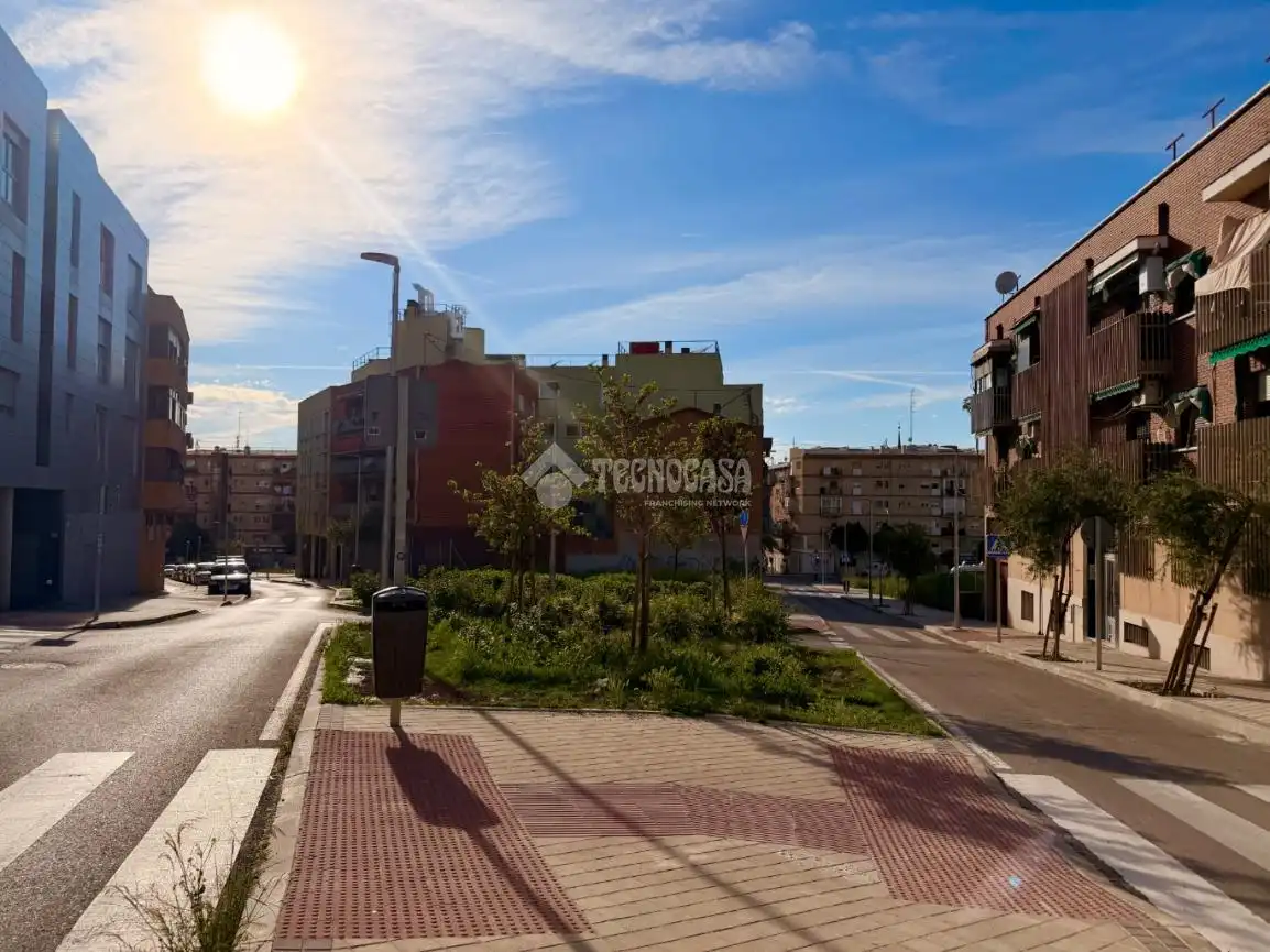 Vista exterior de Local en venta en Puente de Vallecas