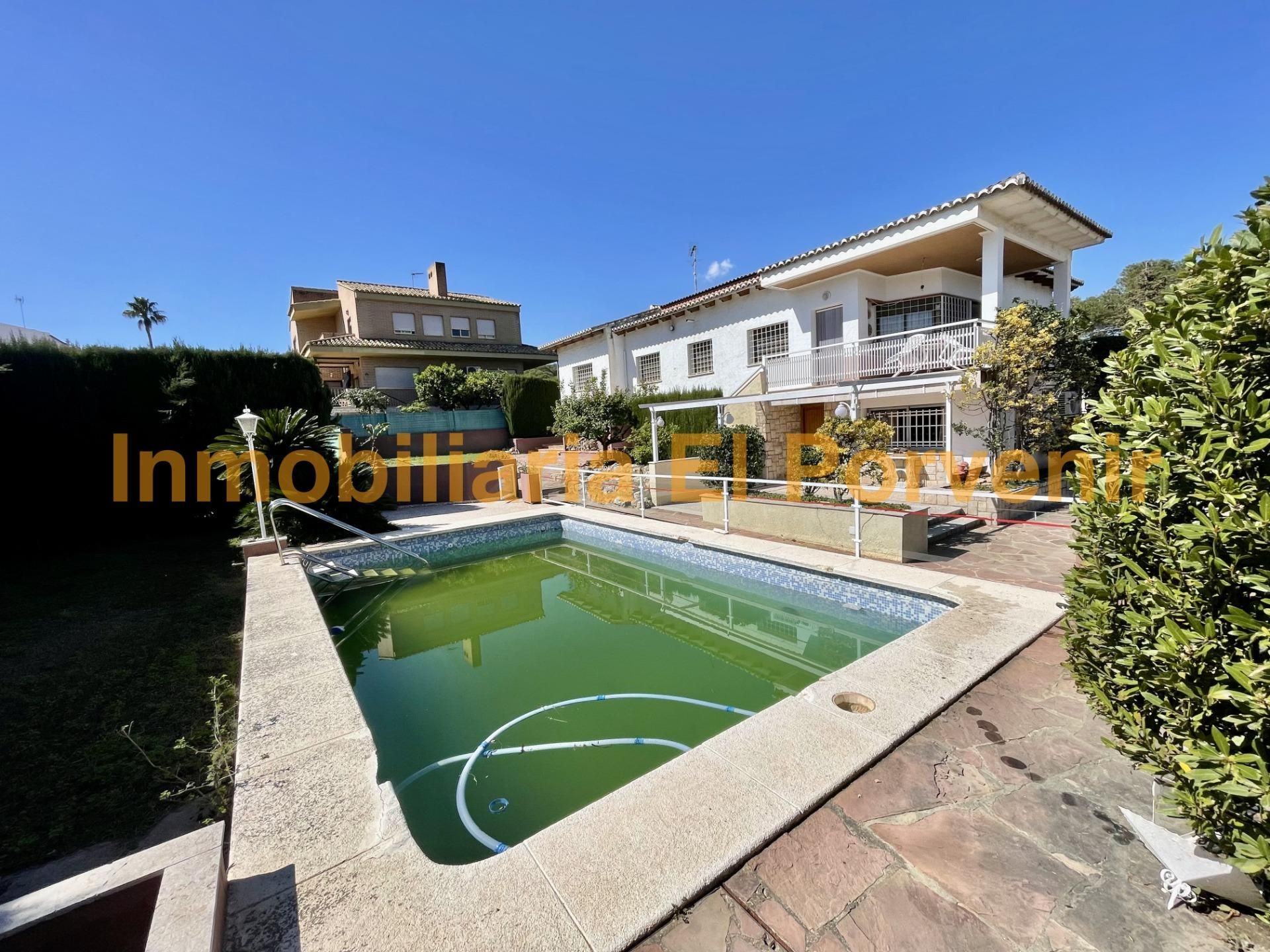 Vista exterior de Casa o xalet en venda en Torrent amb Aire condicionat, Jardí privat i Terrassa