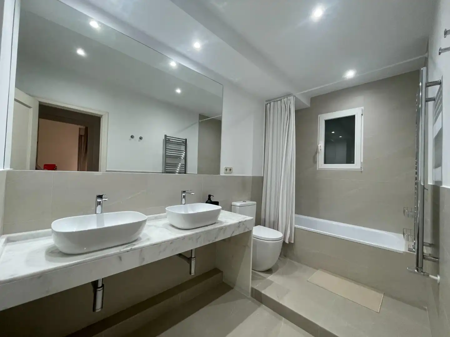 Bathroom of Flat for rent in Madrid  with Air Conditioner, Heating and Parquet flooring