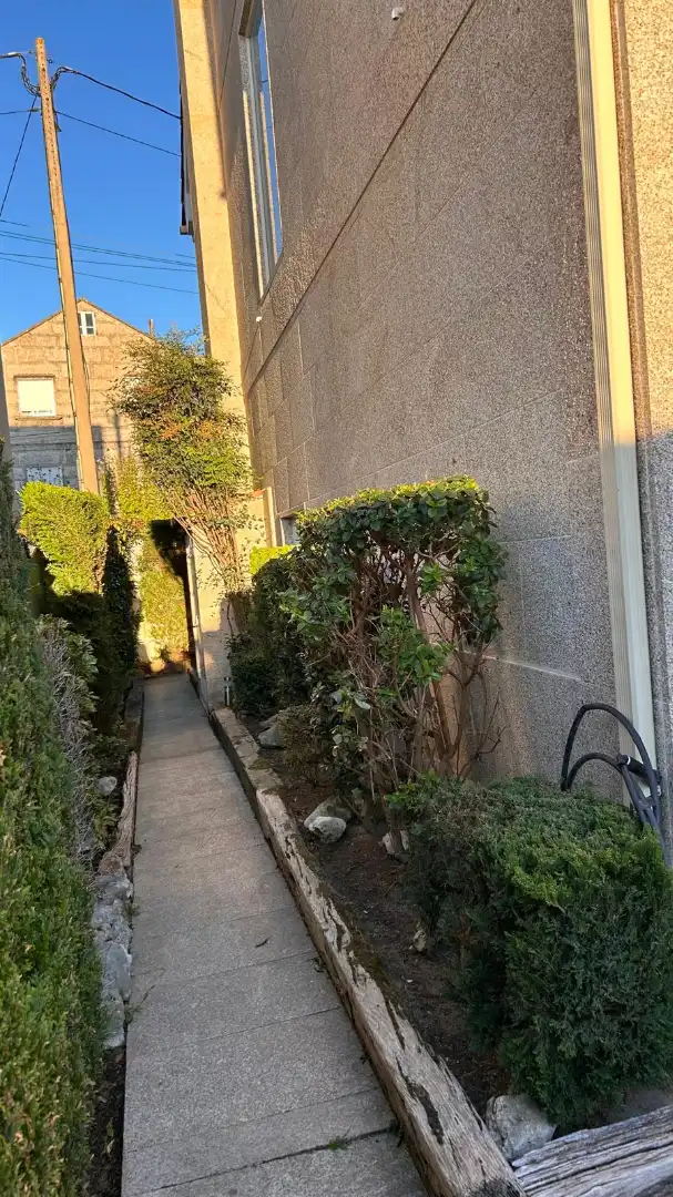 Vista exterior de Casa adosada de lloguer en Nigrán amb Calefacció, Jardí privat i Parquet