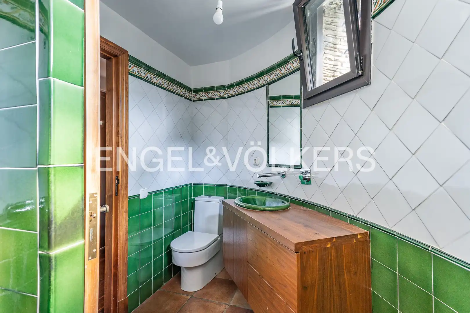 Bathroom of Houses for sale in Barcelona  with Heating, Private garden and Parquet flooring