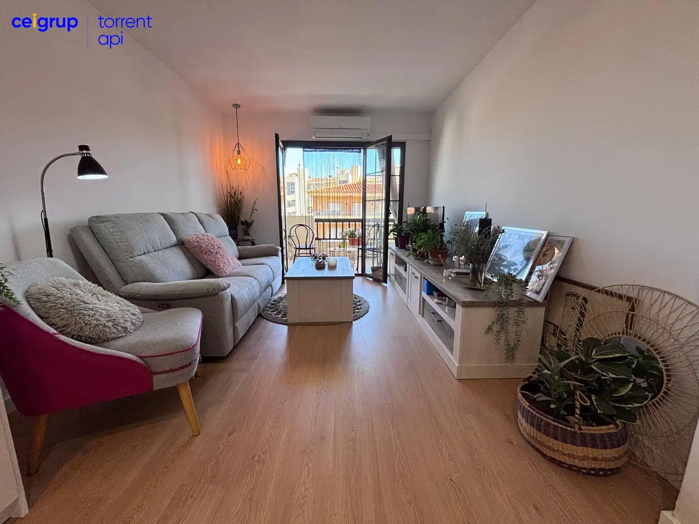 Wohnzimmer von Dachboden zum Verkauf in L'Escala mit Klimaanlage und Terrasse