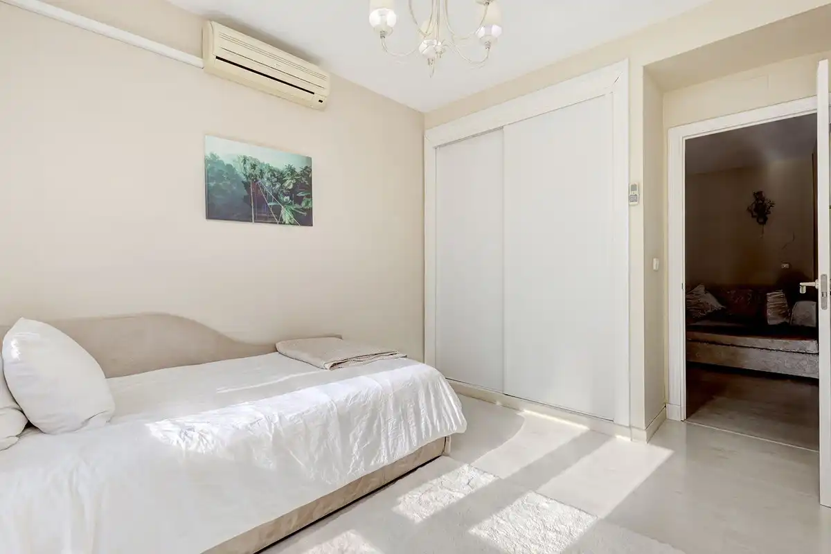 Habitación de Apartamento en venta en Marbella con Aire acondicionado, Amueblado y Horno