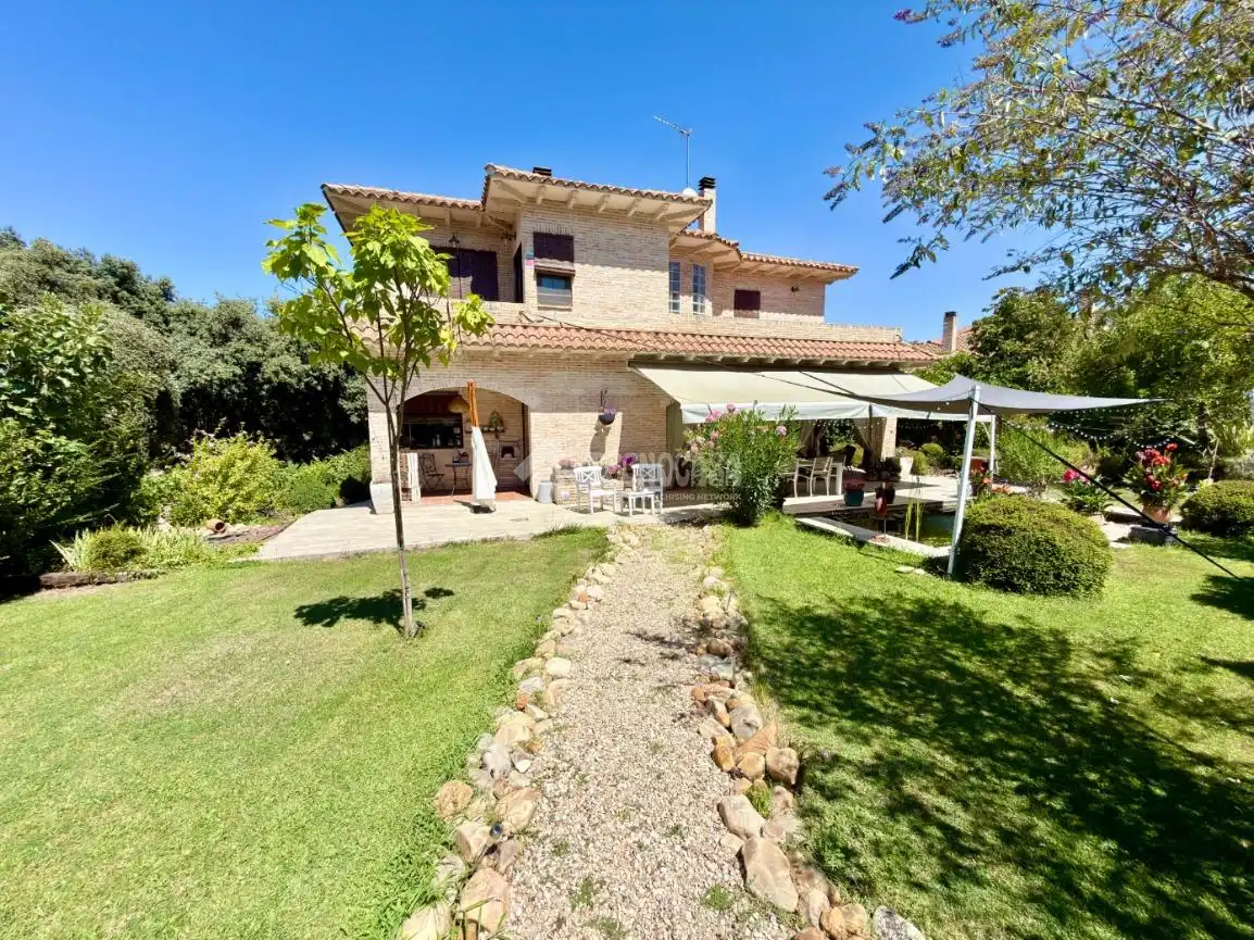 Jardí de Casa o xalet en venda en Valdeaveruelo amb Aire condicionat, Calefacció i Terrassa