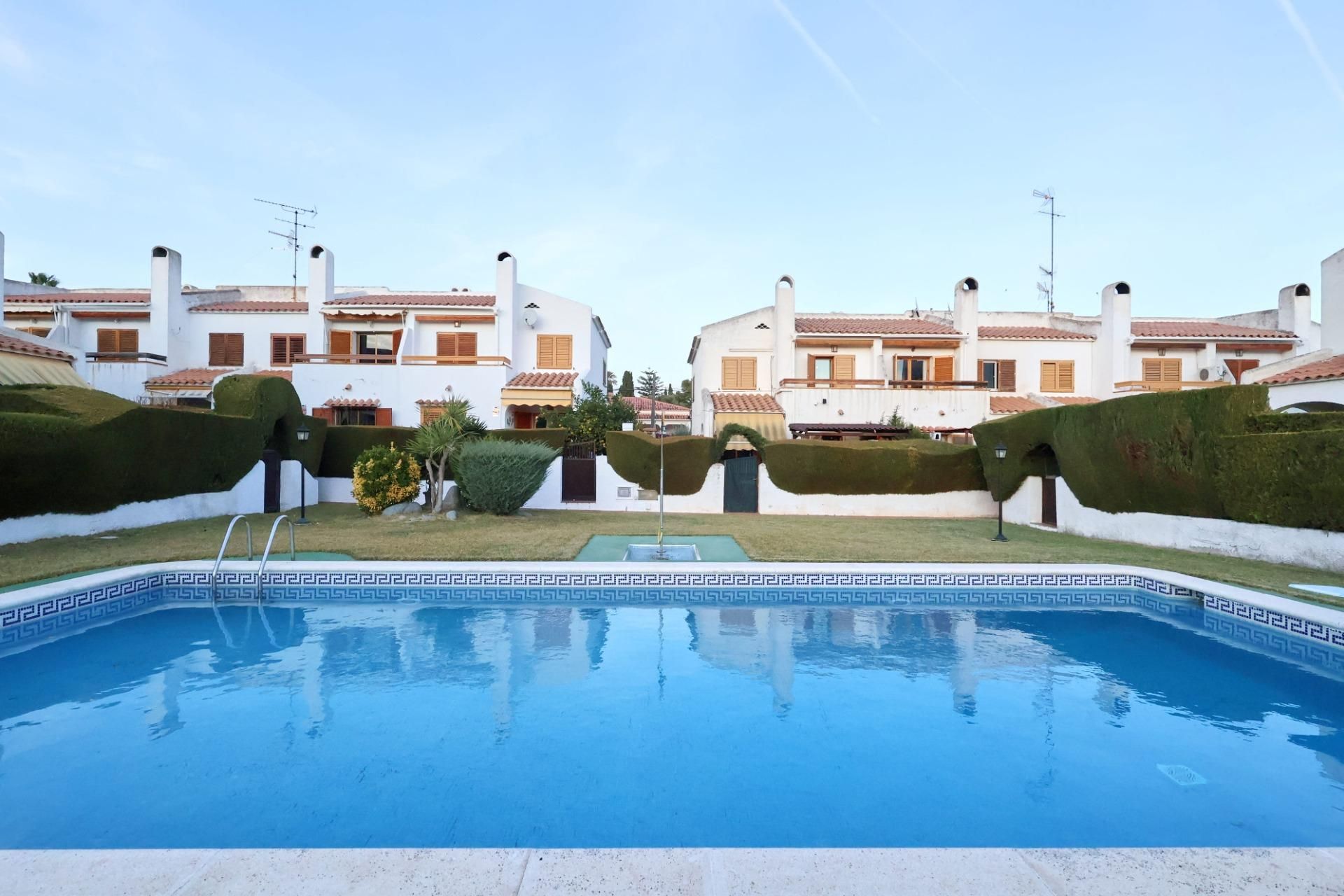 Piscina de Casa o xalet en venda en Cunit amb Jardí privat, Terrassa i Piscina comunitària