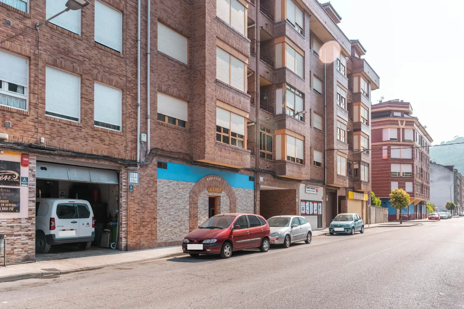 Vista exterior de Local en venda en San Martín del Rey Aurelio amb Moblat