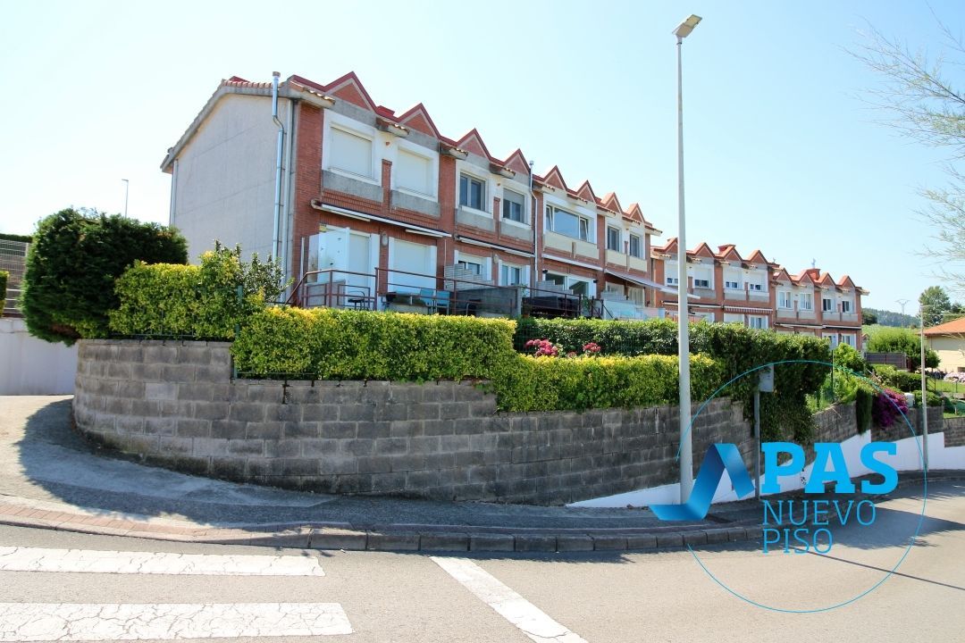 Vista exterior de Casa adosada en venda en Miengo amb Calefacció, Jardí privat i Terrassa