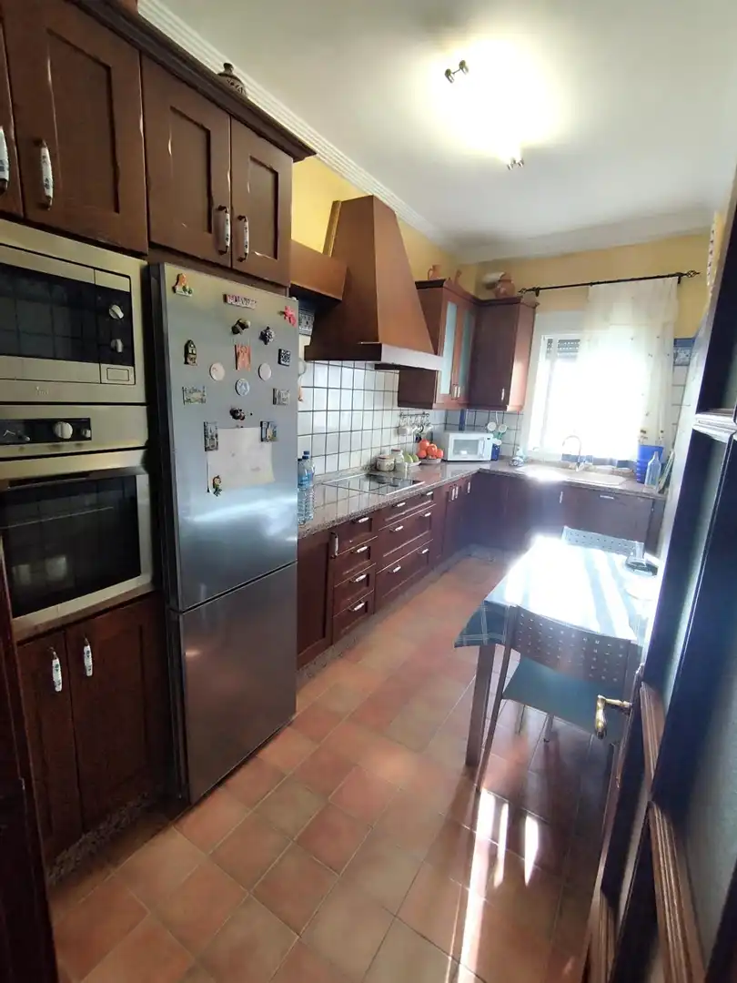Cuina de Casa o xalet en venda en Villaverde del Río amb Aire condicionat, Terrassa i Traster
