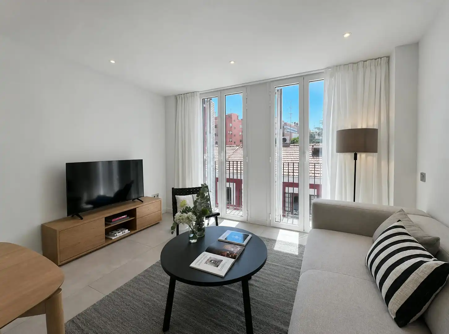 Wohnzimmer von Wohnung zur Miete in Madrid mit Klimaanlage, Privatgarten und Möbliert