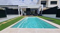 Piscina de Casa adosada en venda en Cunit amb Aire condicionat, Calefacció i Jardí privat