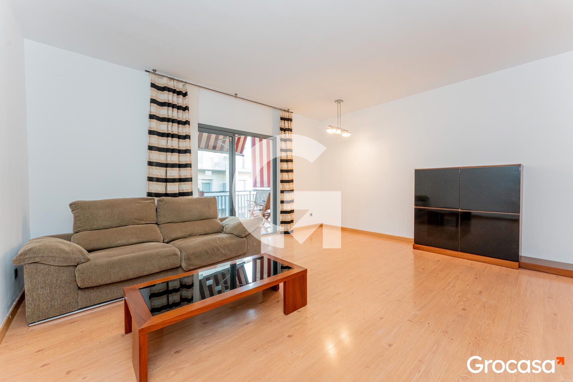Sala de estar de Piso en venta en Cornellà de Llobregat con Aire acondicionado, Calefacción y Amueblado
