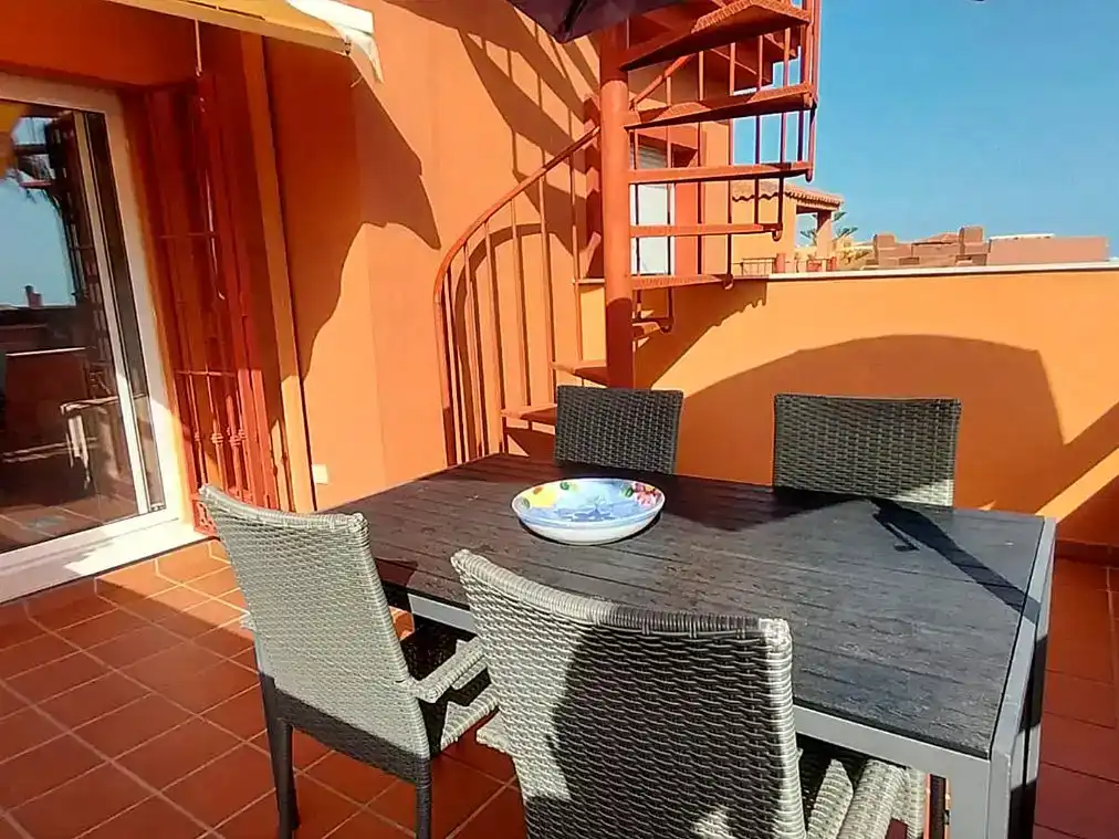 Terrassa de Pis de lloguer en Marbella amb Aire condicionat, Piscina i Balcó