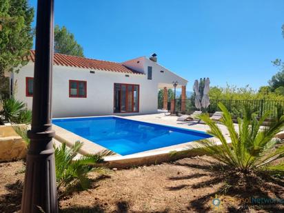 Vista exterior de Casa o xalet en venda en L'Olleria amb Aire condicionat, Terrassa i Piscina