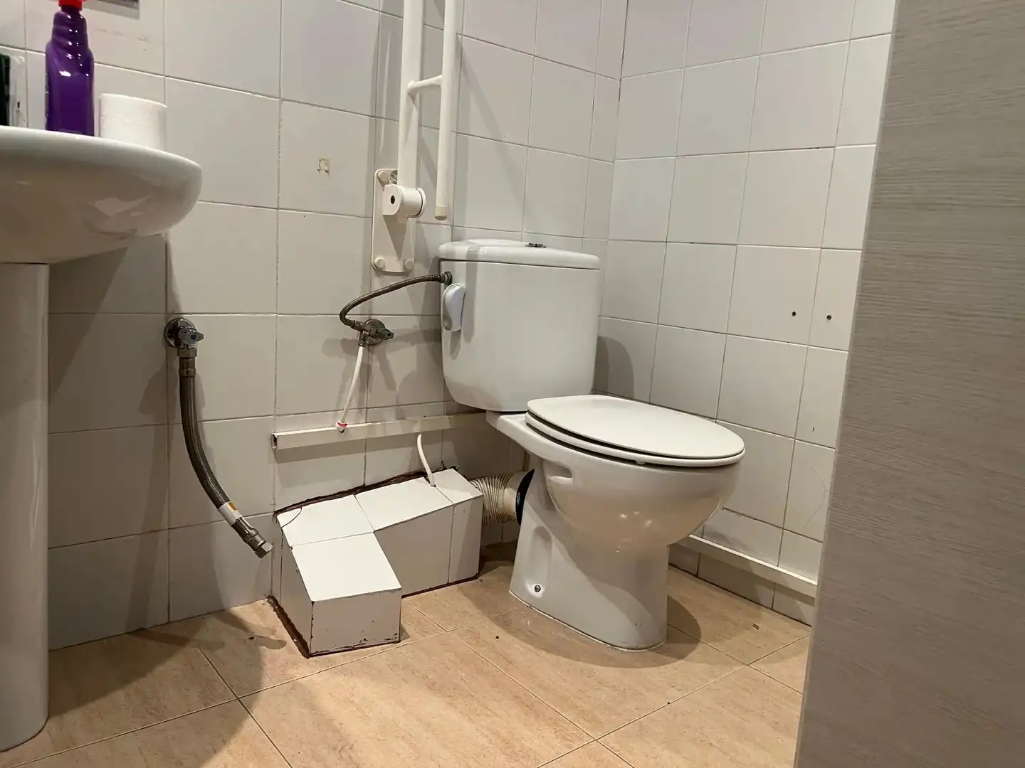 Bathroom of Commercial properties for rent in Mataró  with Air Conditioner