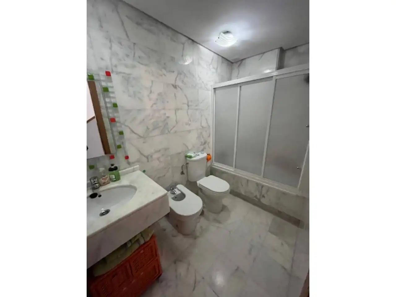 Badezimmer von Einfamilien-Reihenhaus zum Verkauf in Estepona mit Klimaanlage, Privatgarten und Parkett