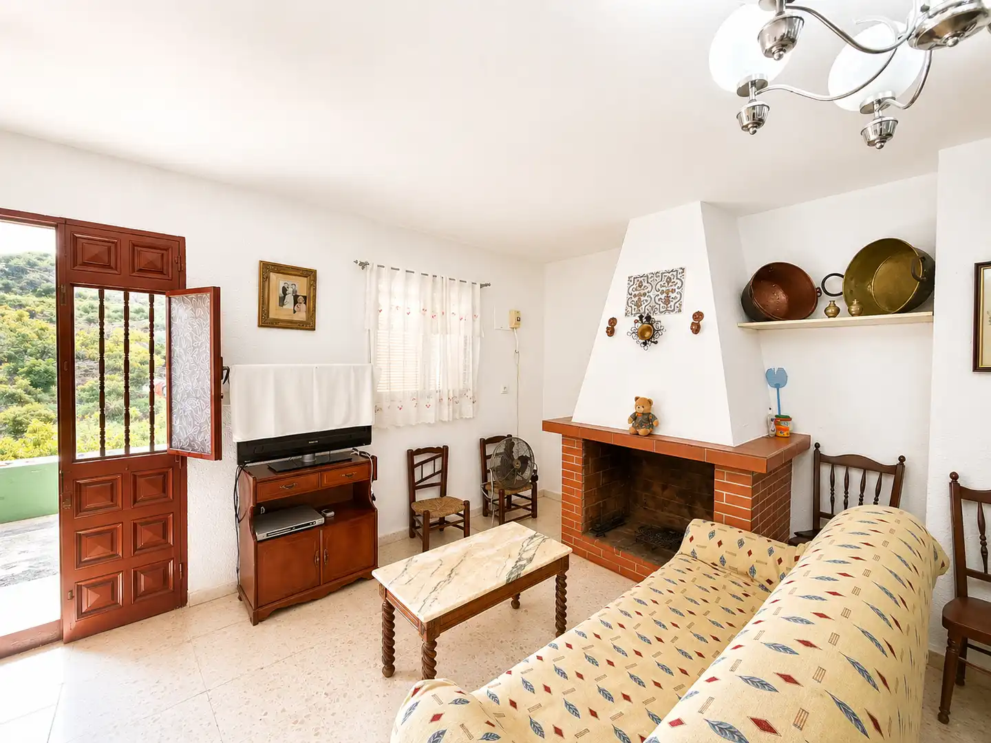 Sala d'estar de Casa o xalet en venda en Canillas de Aceituno amb Terrassa, Traster i Piscina