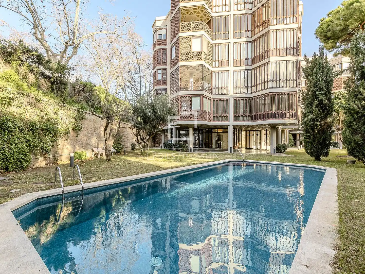 Schwimmbecken von Wohnung zum Verkauf in Barcelona mit Klimaanlage, Heizung und Privatgarten
