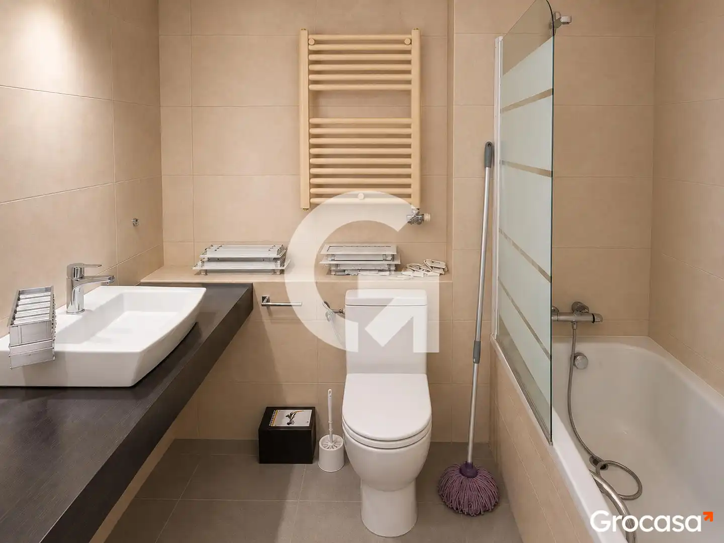 Badezimmer von Dachboden zum Verkauf in Sant Vicenç Dels Horts mit Klimaanlage, Heizung und Terrasse